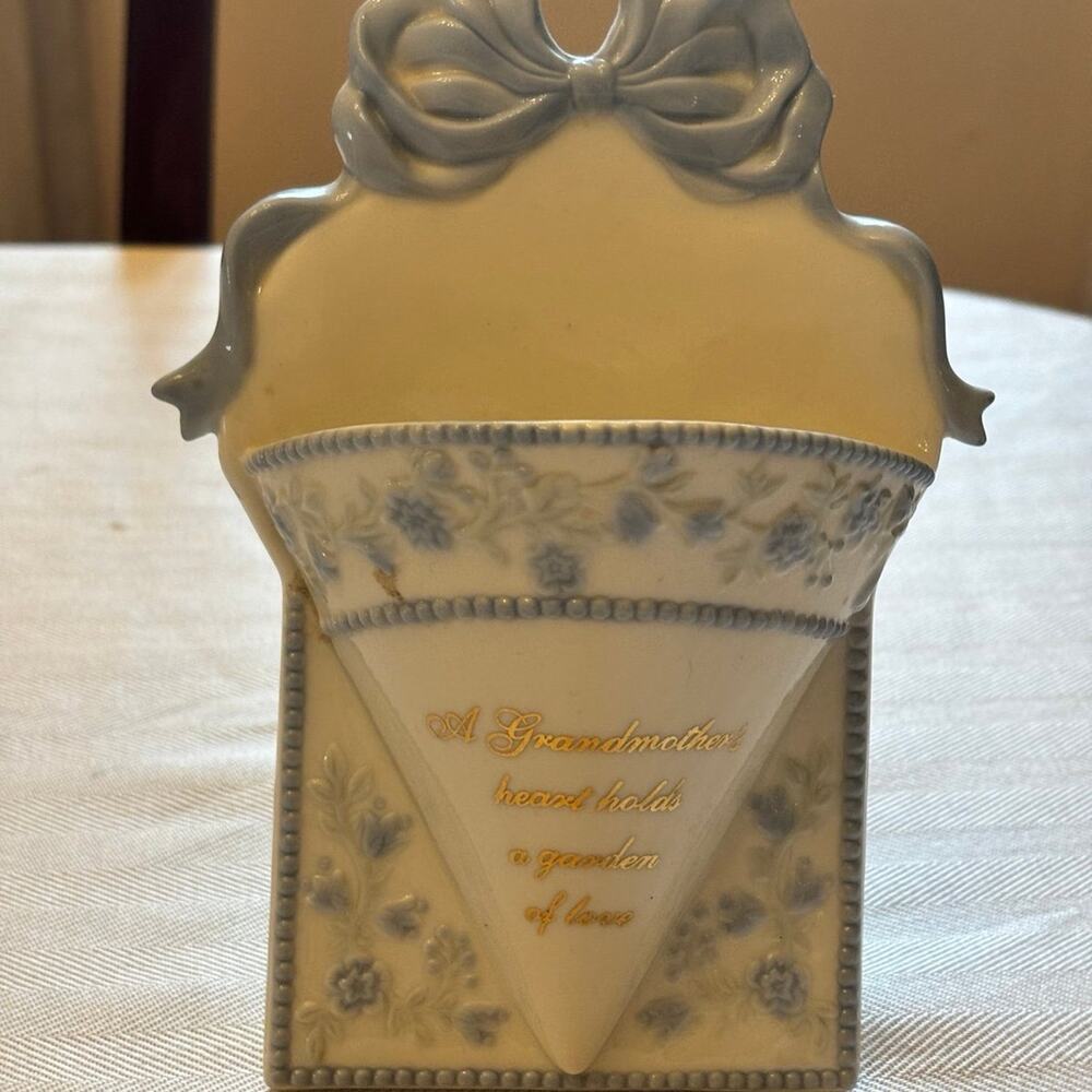 Vintage  “Grandmothers Heart Holds a Garden of love” hang or stand Flower Vase